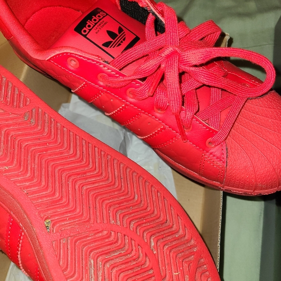 All red Adidas shell toes sneakers - Picture 2 of 7
